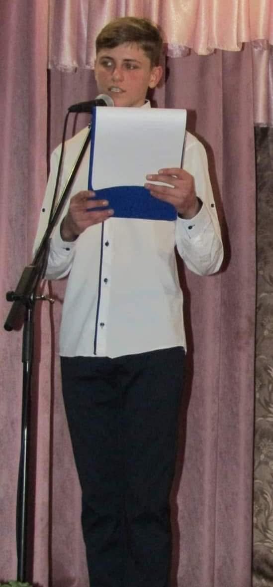 Oleksandr Natiahlyi als Moderator während seiner Schulzeit in der Ukraine