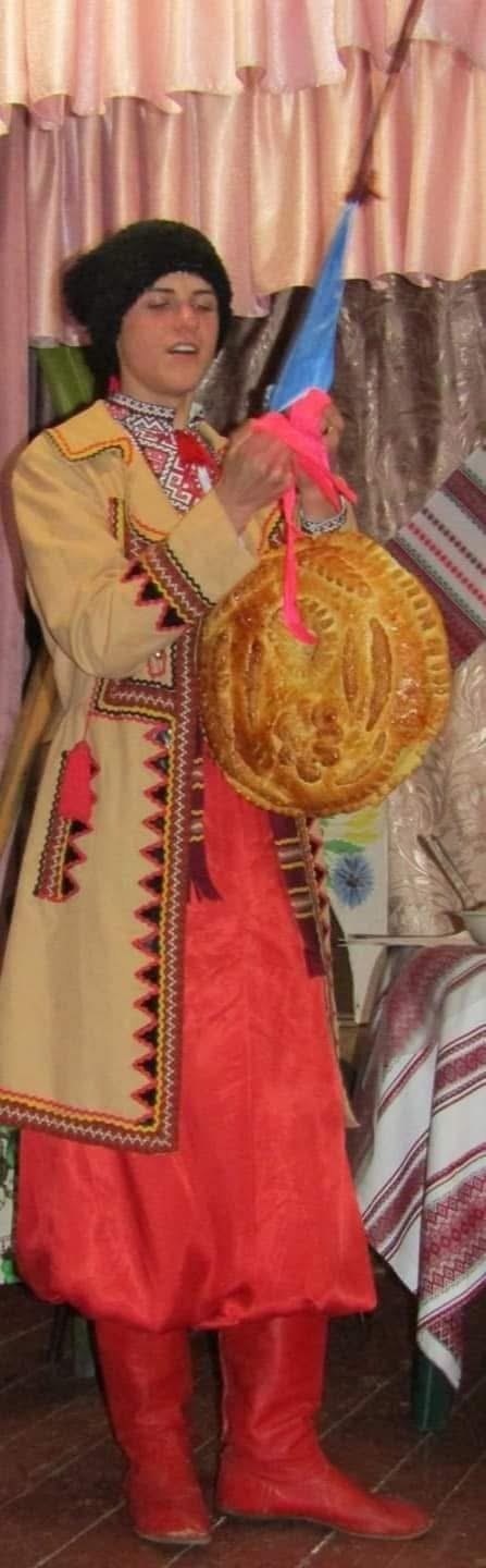 Oleksandr Natiahlyi bei einem Bühnenauftritt in traditioneller ukrainischer Kleidung